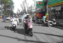 Gunakan Motor, Bupati Baddrut Tamam Antar Rantang Kasih Ke Rumah Lansia