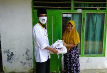 Milad Di Tengah Pandemi Covid-19, PKS Pamekasan Bagikan Sembako dan Masker