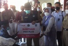 Pemkab Pamekasan Salurkan Bansos Bagi Warga Terdampak PPKM