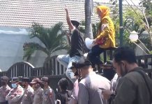 Mahasiswa Demo Bupati Sumenep, Menyoal Camat Minta Kades Curi Sapi Warga Yang Menolak Divaksin