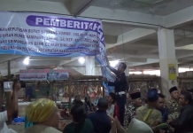 DPRD Sampang Turunkan Spanduk Keputusan Bupati Tentang Relokasi Pasar